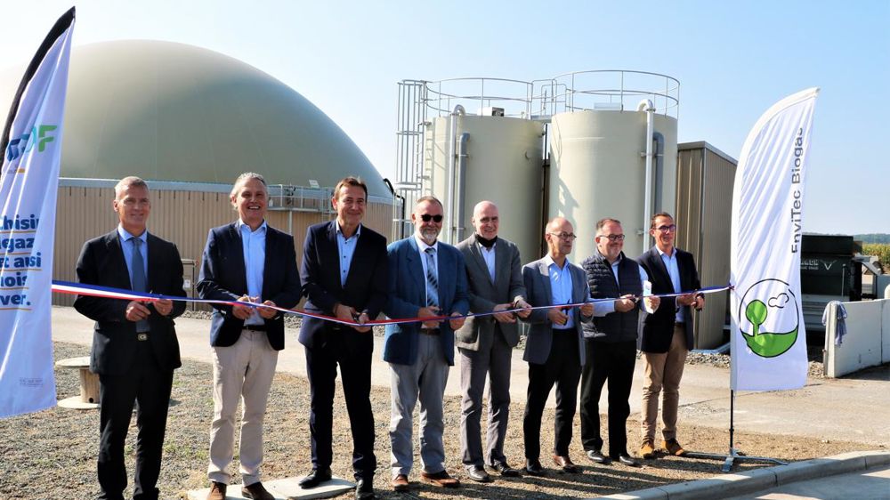 Les deux agriculteurs, Henri Lecomte (à droite) et Laurent de Bisschop (deuxième en partant de la gauche), lors de l’inauguration, le 17 septembre. © Blandine Cailliez